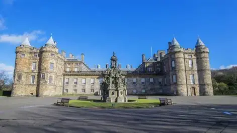 Holyrood coach trips